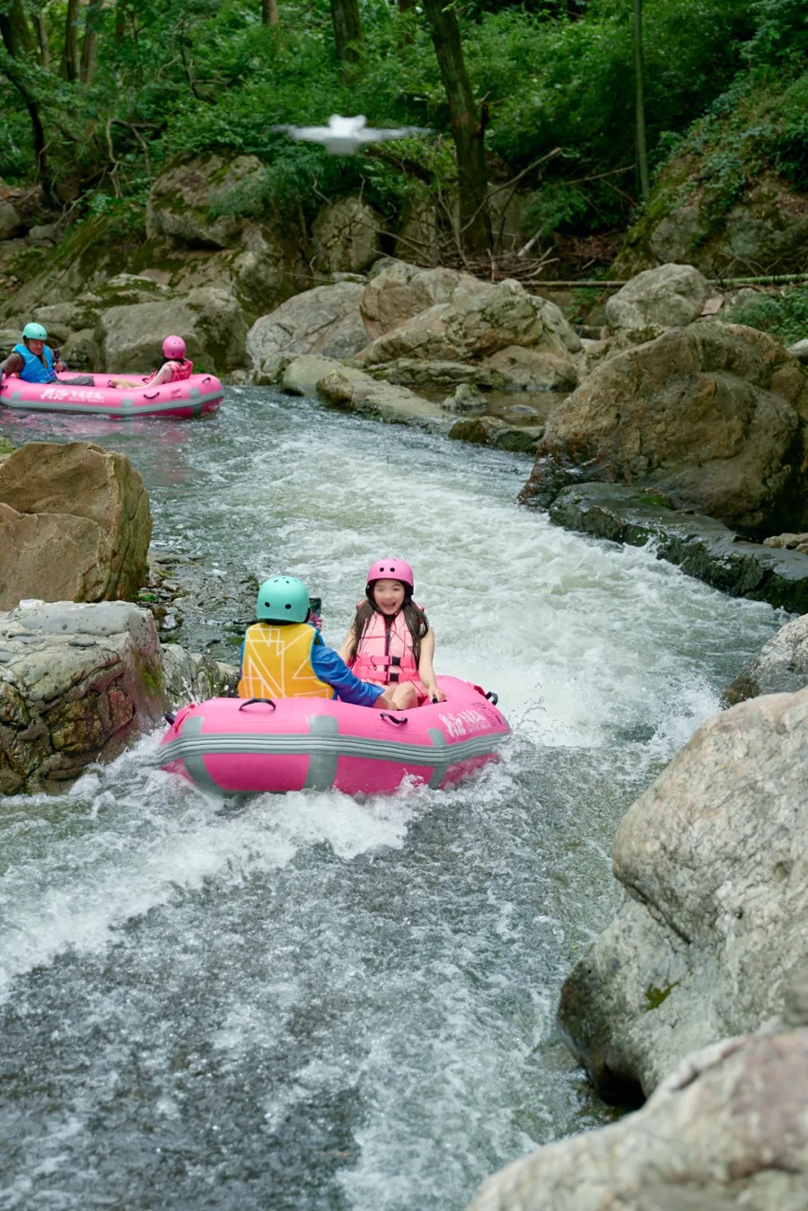 周洛飞瀑漂流图片